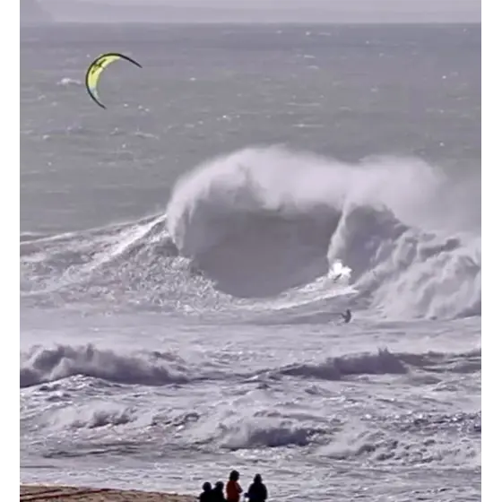 Federico kitesurfing a big wave in Nazaré